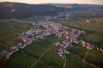 Vue aérienne de Du sud-est à le quartier Diedesfeld in Neustadt an der Weinstraße dans le département Rhénanie-Palatinat, Allemagne