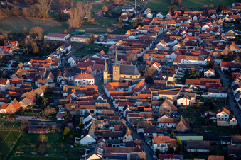 Vue aérienne de Saint Pierre et Paul à le quartier Geinsheim in Neustadt an der Weinstraße dans le département Rhénanie-Palatinat, Allemagne
