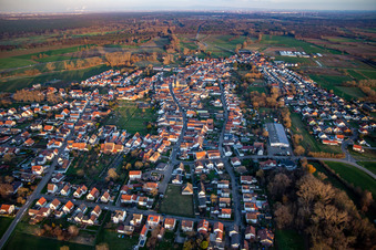 Vue oblique de De l'ouest à le quartier Geinsheim in Neustadt an der Weinstraße dans le département Rhénanie-Palatinat, Allemagne