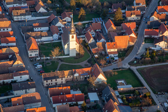 Vue aérienne de Église Freisbach au parc de l'église à Freisbach dans le département Rhénanie-Palatinat, Allemagne