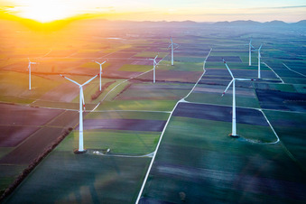 Vue aérienne de Parc éolien Offenbach an der Queich II au coucher du soleil / énergie éolienne à Offenbach an der Queich dans le département Rhénanie-Palatinat, Allemagne