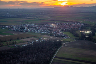 Vue aérienne de Au coucher du soleil à Steinweiler dans le département Rhénanie-Palatinat, Allemagne