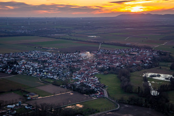 Vue aérienne de Au coucher du soleil à Steinweiler dans le département Rhénanie-Palatinat, Allemagne
