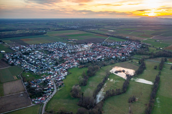Vue oblique de Au coucher du soleil à Steinweiler dans le département Rhénanie-Palatinat, Allemagne