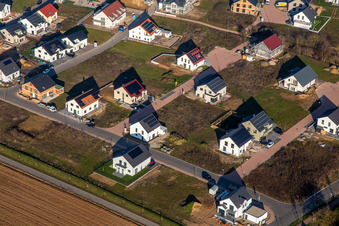 Vue aérienne de Sentier de lavande dans la nouvelle zone de développement K2 en hiver à Kandel dans le département Rhénanie-Palatinat, Allemagne