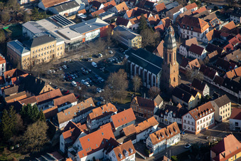 Vue aérienne de Place du marché avec l'église Saint-Georges, l'école primaire et la mairie à Kandel dans le département Rhénanie-Palatinat, Allemagne