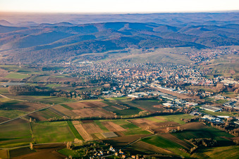 Vue aérienne de Du sud-est à Wissembourg dans le département Bas Rhin, France