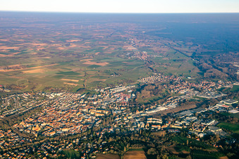 Vue aérienne de Du sud-ouest à Wissembourg dans le département Bas Rhin, France