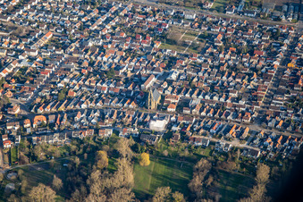 Vue aérienne de Église protestante Hauptstr à le quartier Neureut in Karlsruhe dans le département Bade-Wurtemberg, Allemagne