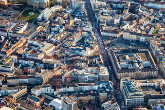 Vue aérienne de Nettoyage du défilé du carnaval dans la Karlstraße à le quartier Innenstadt-West in Karlsruhe dans le département Bade-Wurtemberg, Allemagne