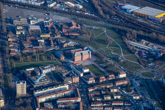 Vue aérienne de Château de Gottesaue (école de musique) et espace vert du parc Otto-Dullenkopf à le quartier Oststadt in Karlsruhe dans le département Bade-Wurtemberg, Allemagne
