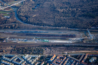 Vue aérienne de Gare de marchandises à le quartier Südstadt in Karlsruhe dans le département Bade-Wurtemberg, Allemagne