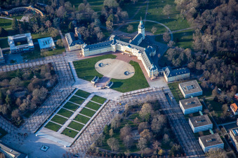 Vue aérienne de Place du Château au Badisches Landesmuseum dans le château à le quartier Innenstadt-West in Karlsruhe dans le département Bade-Wurtemberg, Allemagne