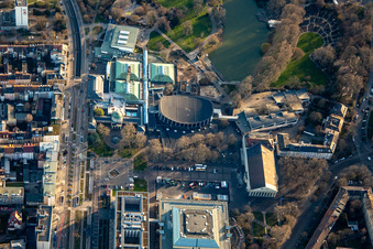 Vue aérienne de Parc des expositions avec Schwarzwaldhalle, Vierortbad, Gartenhalle et Nancyhalle au Stadtgartensee à le quartier Südweststadt in Karlsruhe dans le département Bade-Wurtemberg, Allemagne