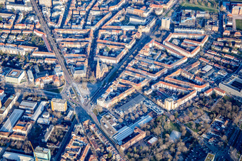 Vue aérienne de Karl-Wilhelm-Straße et Durlache Allee se rencontrent à Durlacher Tor à le quartier Oststadt in Karlsruhe dans le département Bade-Wurtemberg, Allemagne