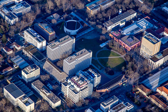 Vue aérienne de KIT Audimax Campus Sud à le quartier Innenstadt-Ost in Karlsruhe dans le département Bade-Wurtemberg, Allemagne