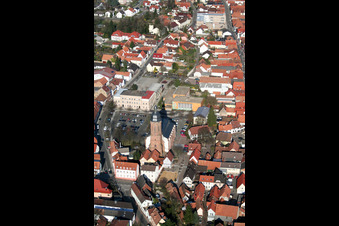 Vue aérienne de L'église Saint-Georges sur la place du marché vue de l'ouest à Kandel dans le département Rhénanie-Palatinat, Allemagne
