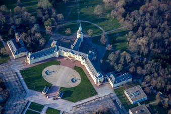 Vue aérienne de Musée d'État de Bade dans le château à le quartier Innenstadt-West in Karlsruhe dans le département Bade-Wurtemberg, Allemagne