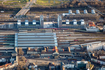 Vue aérienne de Gare centrale à le quartier Südweststadt in Karlsruhe dans le département Bade-Wurtemberg, Allemagne