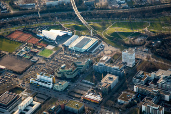 Vue aérienne de Europahalle et Europabad à le quartier Südweststadt in Karlsruhe dans le département Bade-Wurtemberg, Allemagne