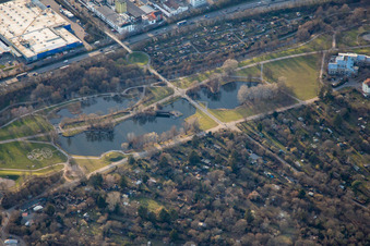 Vue aérienne de Établissement Günther Klotz avec location de bateaux à le quartier Südweststadt in Karlsruhe dans le département Bade-Wurtemberg, Allemagne