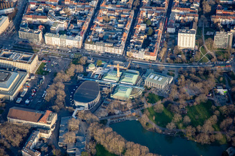 Vue aérienne de Ettlinger Straße et parc des expositions avec Schwarzwaldhalle, Vierortbad, Gartenhalle et Nancyhalle au Stadtgartensee à le quartier Südweststadt in Karlsruhe dans le département Bade-Wurtemberg, Allemagne