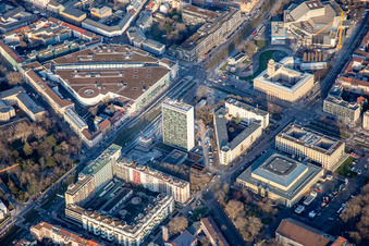 Vue aérienne de Centre des expositions et des congrès de Karlsruhe à le quartier Südweststadt in Karlsruhe dans le département Bade-Wurtemberg, Allemagne
