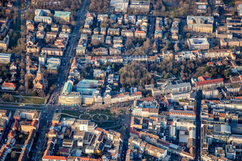 Vue aérienne de Kaiserplatz et Reinhold-Frank-Straße à le quartier Weststadt in Karlsruhe dans le département Bade-Wurtemberg, Allemagne