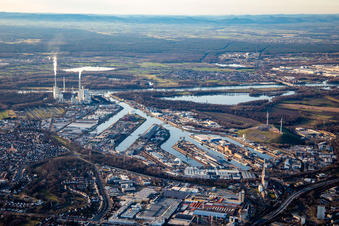 Vue aérienne de Port du Rhin vu de l'est à le quartier Mühlburg in Karlsruhe dans le département Bade-Wurtemberg, Allemagne