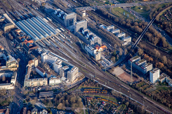 Vue aérienne de Albtalbahnhof et gare centrale à le quartier Südweststadt in Karlsruhe dans le département Bade-Wurtemberg, Allemagne