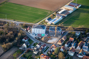 Vue aérienne de Nouvelle construction d'appartements adaptés à l'âge au passage à niveau à le quartier Schaidt in Wörth am Rhein dans le département Rhénanie-Palatinat, Allemagne