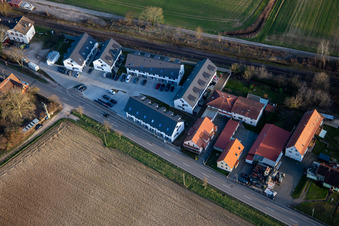 Vue aérienne de Nouveau lotissement de maisons mitoyennes à la gare de Schaidt à Steinfeld dans le département Rhénanie-Palatinat, Allemagne