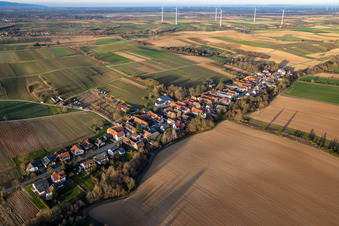 Rue principale à Vollmersweiler dans le département Rhénanie-Palatinat, Allemagne d'en haut