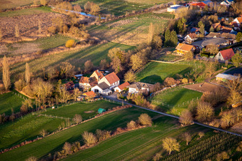 Vue aérienne de Ancien moulin sur l'Erlenbach à Winden dans le département Rhénanie-Palatinat, Allemagne