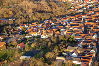 Vue aérienne de Cimetière et église protestante à Winden dans le département Rhénanie-Palatinat, Allemagne