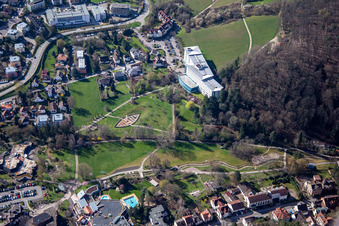 Vue aérienne de Jardin d'herbes aromatiques, parc thermal Bad Bergzabern en dessous de la clinique Edith Stein de neurologie à Bad Bergzabern dans le département Rhénanie-Palatinat, Allemagne