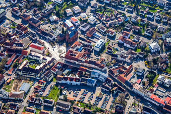 Vue aérienne de Église baptismale Sainte-Edith Stein à Bad Bergzabern dans le département Rhénanie-Palatinat, Allemagne