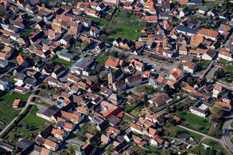 Vue aérienne de Église protestante Unterdorfstraße à Oberotterbach dans le département Rhénanie-Palatinat, Allemagne