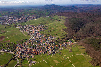 Vue aérienne de Du nord-est à le quartier Rechtenbach in Schweigen-Rechtenbach dans le département Rhénanie-Palatinat, Allemagne