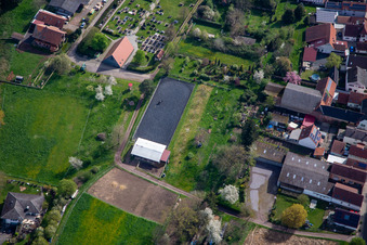 Centre équestre au cimetière à Winden dans le département Rhénanie-Palatinat, Allemagne vue d'en haut