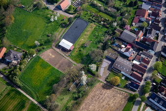 Centre équestre au cimetière à Winden dans le département Rhénanie-Palatinat, Allemagne depuis l'avion