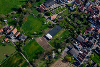 Vue d'oiseau de Centre équestre au cimetière à Winden dans le département Rhénanie-Palatinat, Allemagne