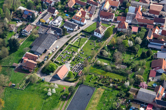 Vue aérienne de Cimetière à Winden dans le département Rhénanie-Palatinat, Allemagne