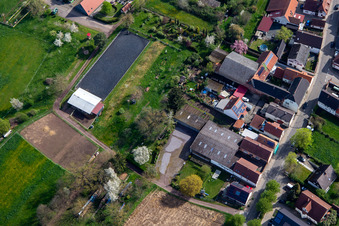 Centre équestre au cimetière à Winden dans le département Rhénanie-Palatinat, Allemagne vue du ciel