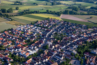 Vue aérienne de Rue Rülzheimer à Kuhardt dans le département Rhénanie-Palatinat, Allemagne