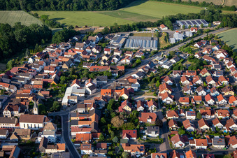 Vue aérienne de Rue du Rhin à Kuhardt dans le département Rhénanie-Palatinat, Allemagne