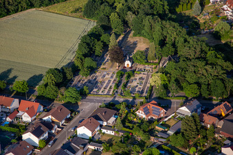 Vue aérienne de Cimetière à Kuhardt dans le département Rhénanie-Palatinat, Allemagne