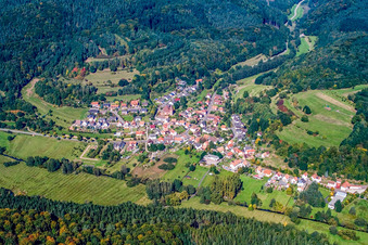 Vue aérienne de Village dans la vallée de Wieslauter à Niederschlettenbach dans le département Rhénanie-Palatinat, Allemagne