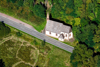 Vue aérienne de Chapelle Sainte-Anne à Niederschlettenbach dans le département Rhénanie-Palatinat, Allemagne