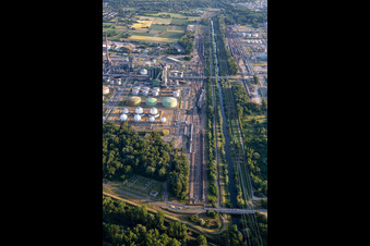 Vue aérienne de Ligne ferroviaire de fret dans le MIRO à le quartier Knielingen in Karlsruhe dans le département Bade-Wurtemberg, Allemagne